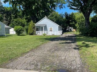 1093 Meadowlawn Dr, Pontiac, MI 48340