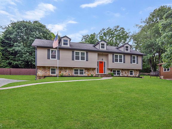 3rd image of 2483 Trent Dr