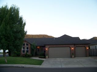 688 72nd St, Springfield, OR 97478