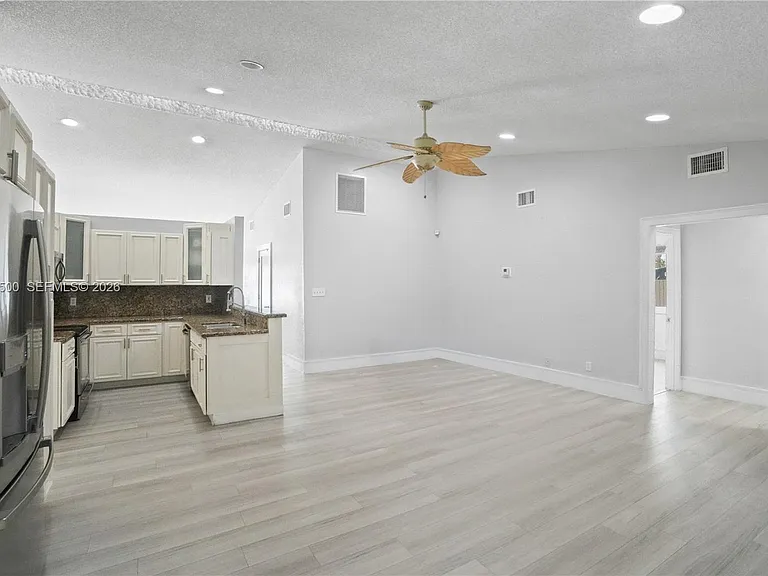 4040 NE 6th Ave — Photo 14