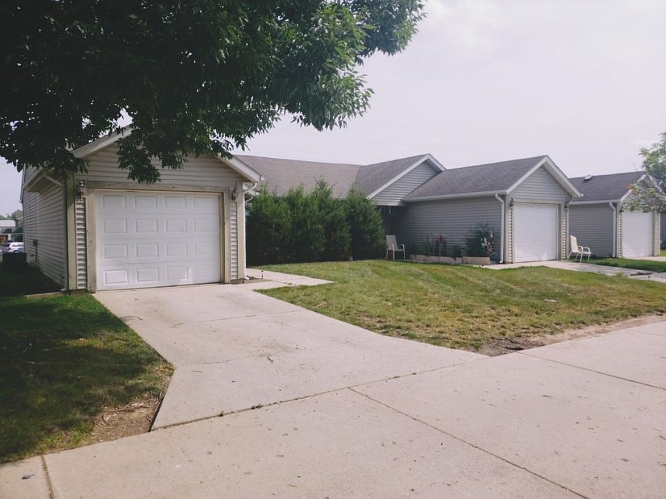 1st image of 2712 2712/2714 Plaza Ln