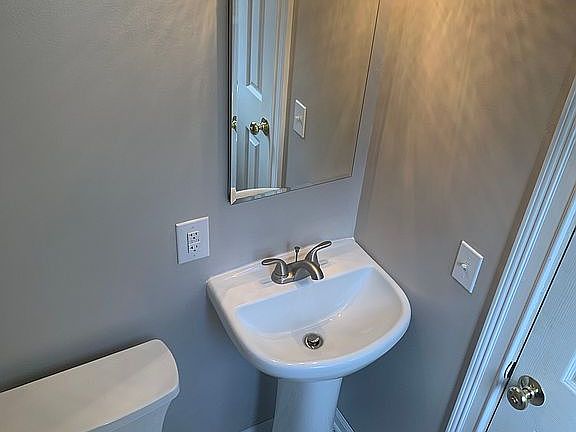 4th image of 870 Zeletta Dr