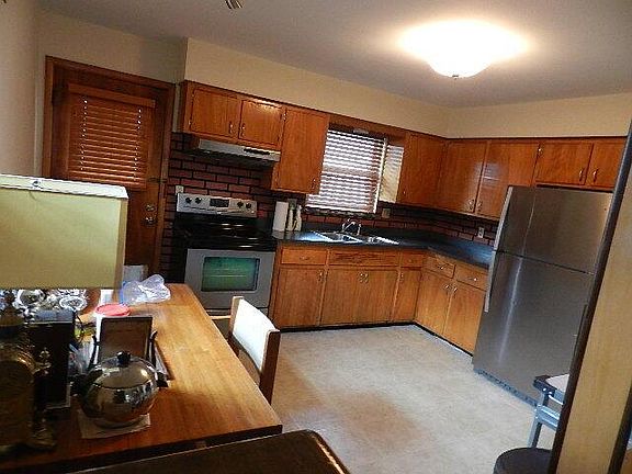 2nd image of 3042 Hiawatha St