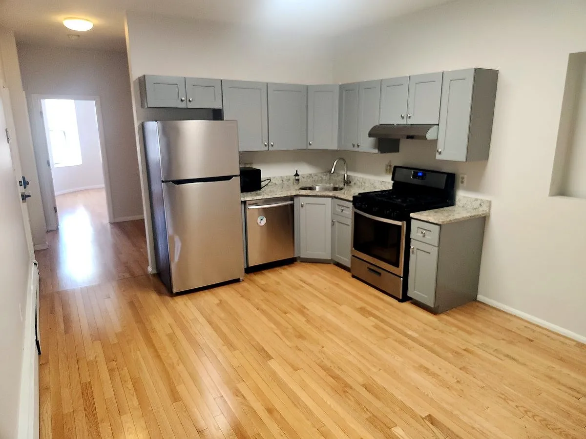 3148 Washington St — Photo 1