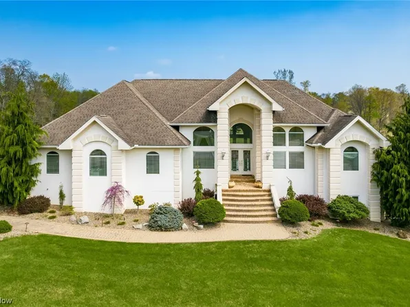 3123 Maple Creek Dr, Zanesville, OH 43701