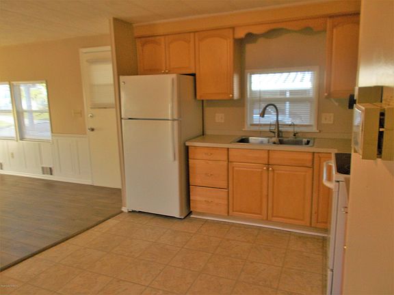 3rd image of 806 Silverthorn Ct