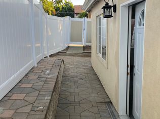 10904 Scoville Ave, Sunland, CA 91040
