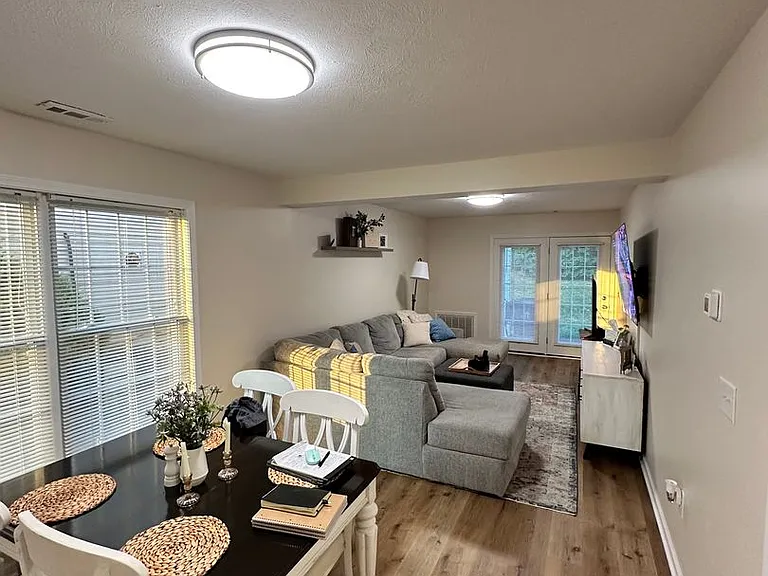 1641 York Dr NW — Photo 4