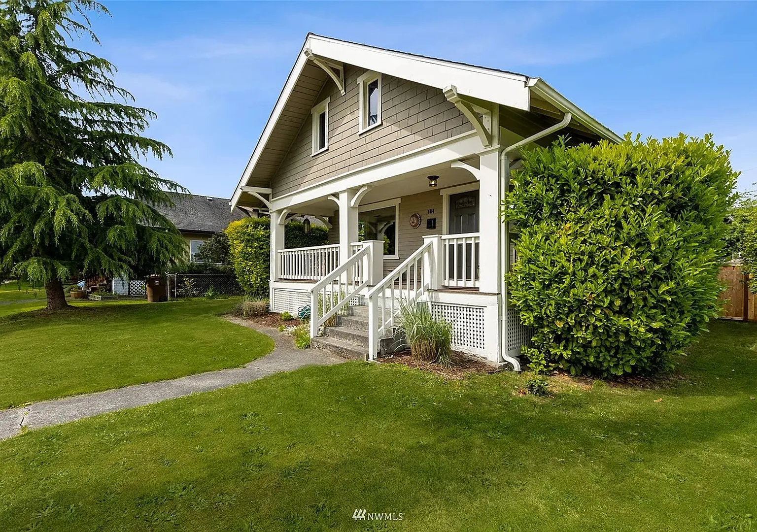 Beautiful, Spacious Tacoma Home! Apply today! — Photo 1