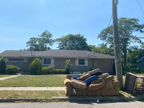 196 Jayne Ave, Patchogue, NY 11772