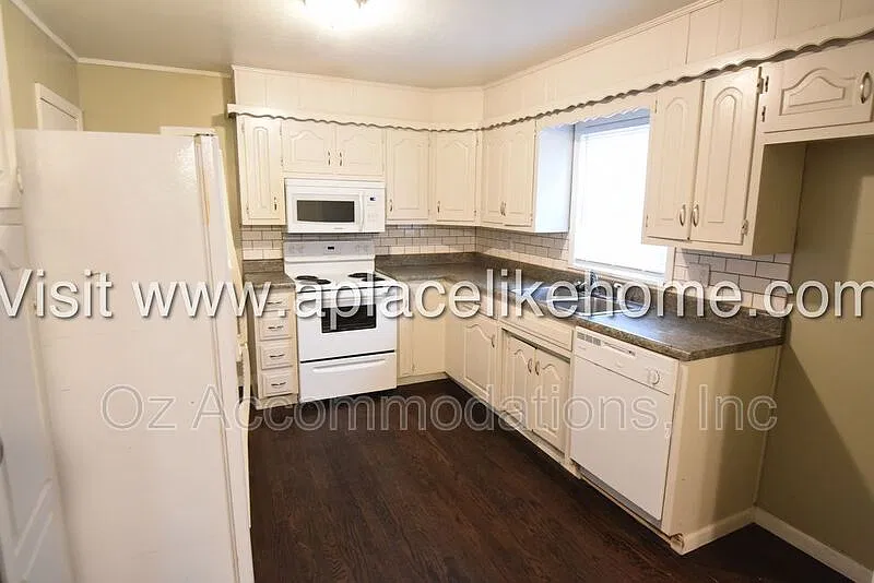 4 bed, 1.5 bath, 1692 sqft, $1,395 — Photo 4