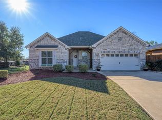 808 E 6th St, Bonham, TX 75418