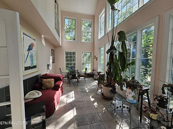 5th image of 942 Scenic Dr