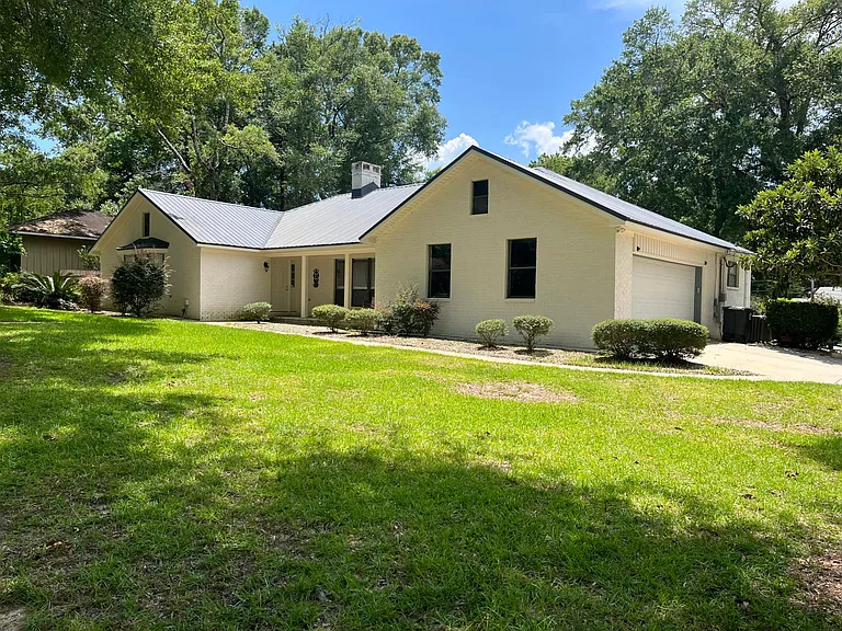 121 Spring Dr — Photo 2