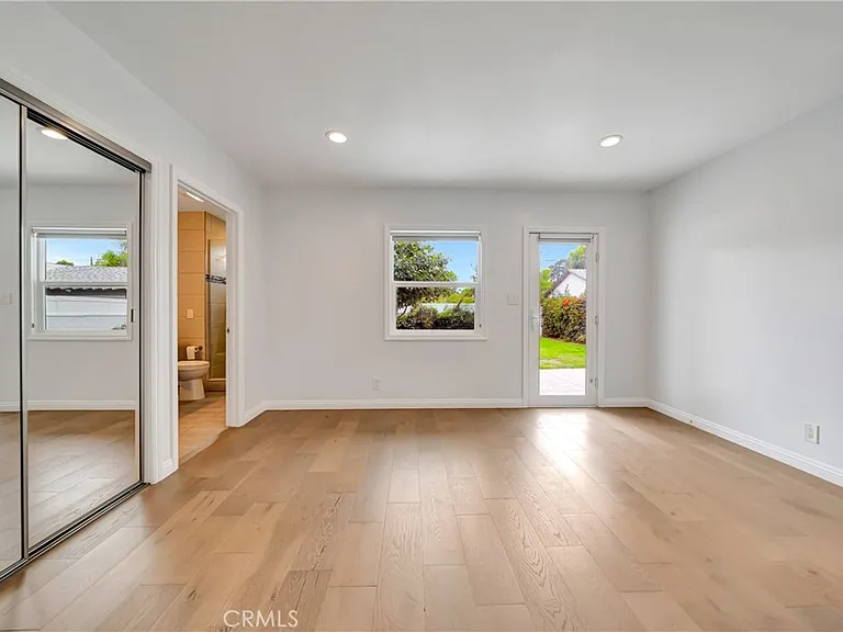 4833 Longridge Ave — Photo 28