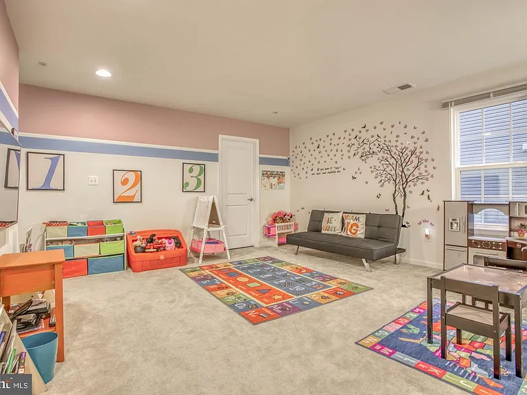 728 Falcon Ln — Photo 19
