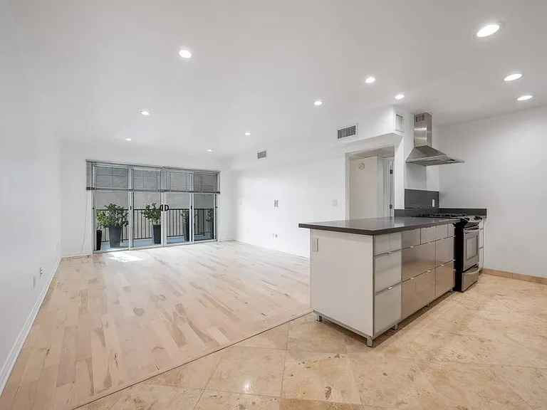 1148 N Clark St #3 — Photo 5