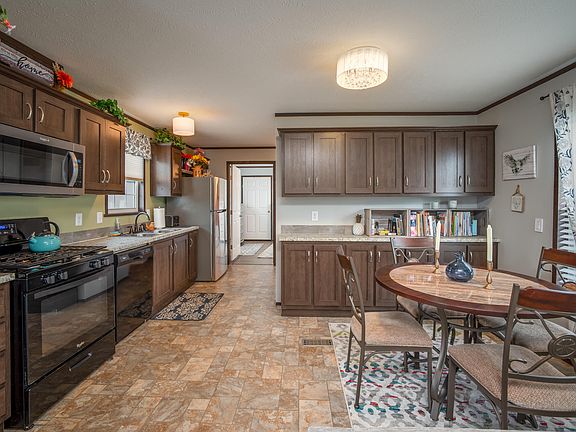 5th image of 183 Flicker St