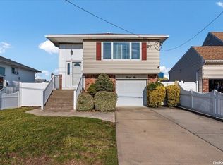 41 Florida Ave, Island Park, NY 11558