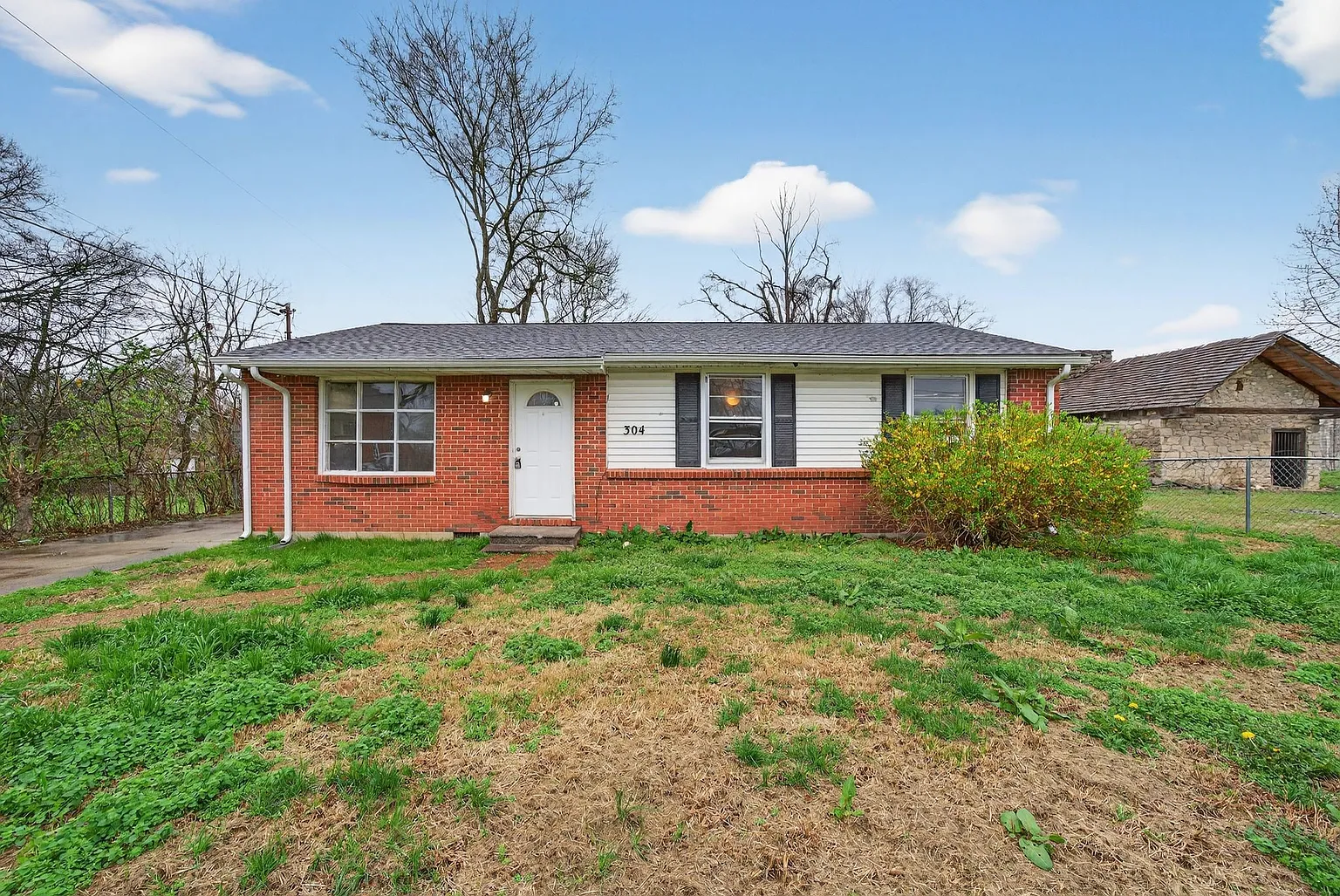304 Walker St photo 1