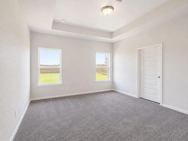 1913 N Riverside Cir — Photo 11