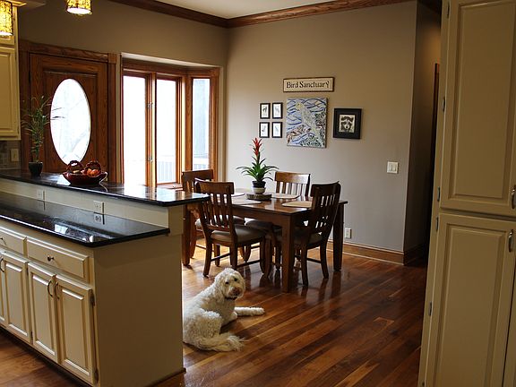 Breakfast area with bay 