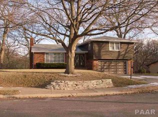 1921 Saint Clair Dr, Pekin, IL