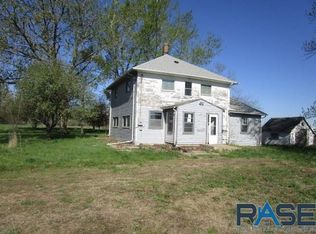 911 N 4th Ave, Canistota, SD 57012