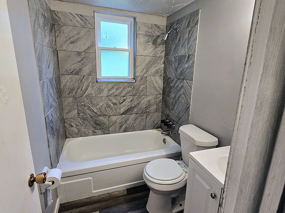 3rd image of 1245 Roslyn Ave #1245