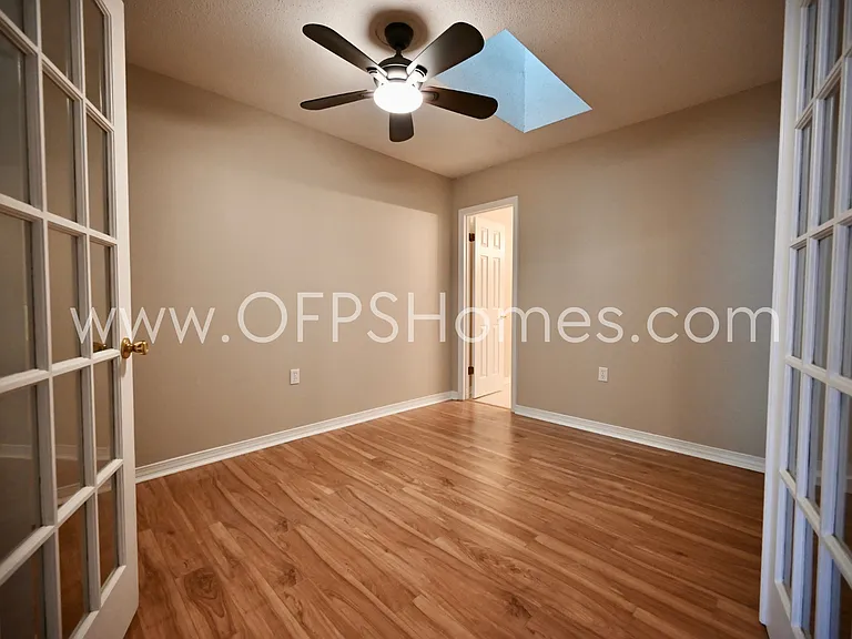 636 Emerald Ln — Photo 16