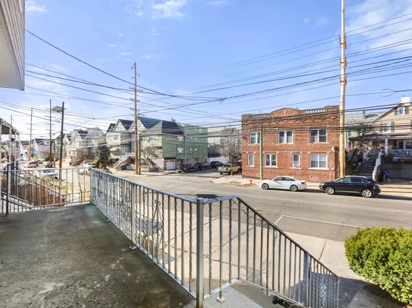 576 Avenue East image 2 of 17