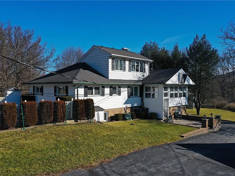 389 Prospect Rd — Photo 1