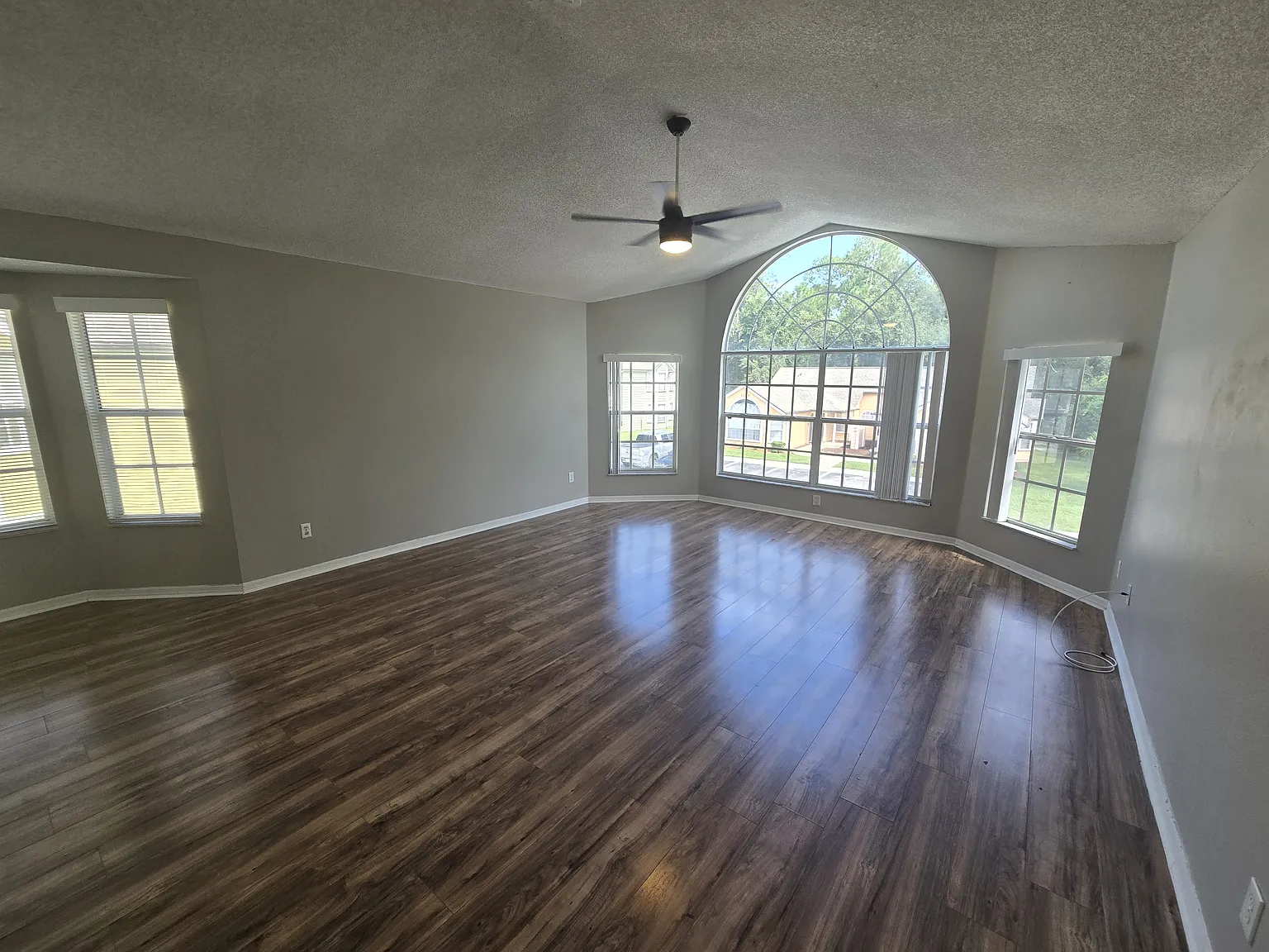 3 bed, 1350 sqft, $1,700 — Photo 3