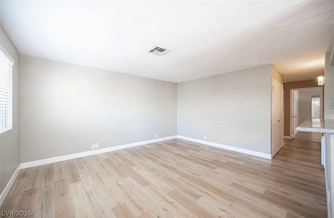 2 bed, 2.0 bath, 3870 sqft, $1,400 — Photo 2