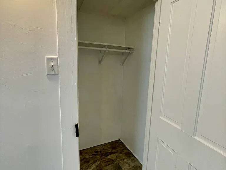 565 E Locust St — Photo 4