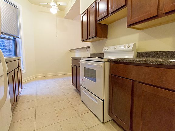 3rd image of 1425 N Dearborn St APT 4B
