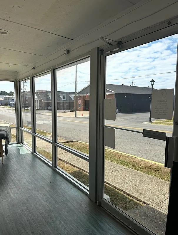 Commercial building — Photo 1