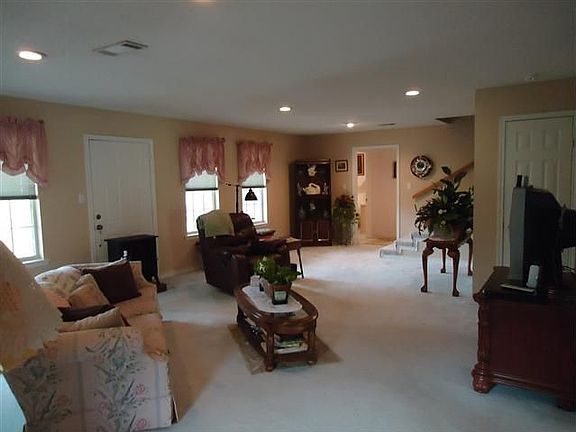 4th image of 9249 Winlin Dr