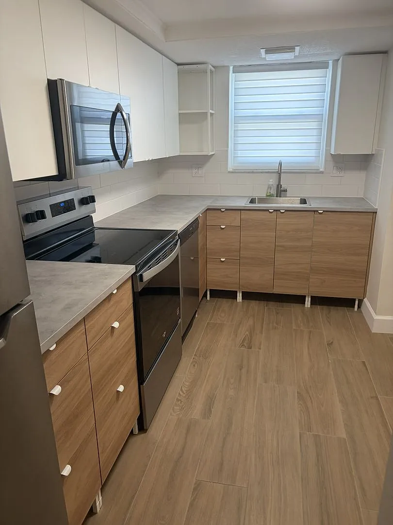 Prestigous Townhome in Colonial Townhouses — Photo 3
