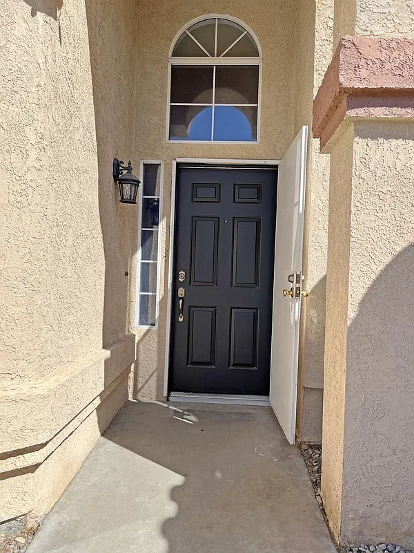 3 bed, 2.0 bath, 1385 sqft, $2,700 — Photo 3