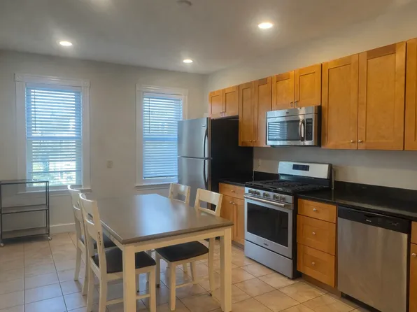 218 Paris St #2, Boston, MA 02128