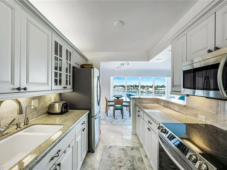 2750 Gulf Shore Blvd N #402 — Photo 6