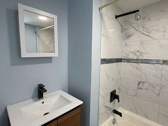 4th image of 300-301 Lyons Ave #1