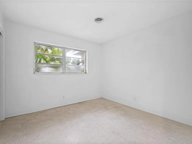 4430 NE 16th Ter — Photo 5