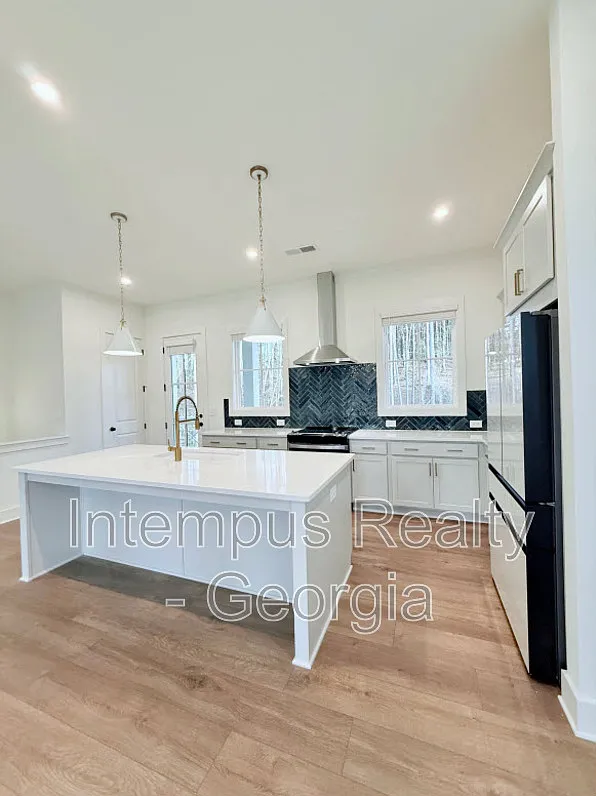 4 bed, 3.5 bath, 2025 sqft, $4,500 — Photo 4