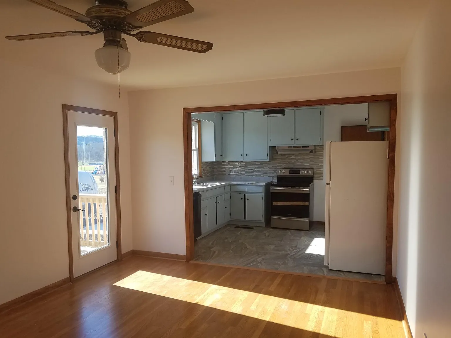 3 bed, 1.5 bath, 1325 sqft, $2,350 — Photo 2