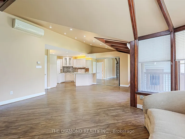 3927 Bloor St W — Photo 15