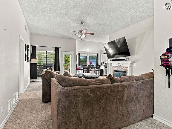 3rd image of 11 Colonial Dr
