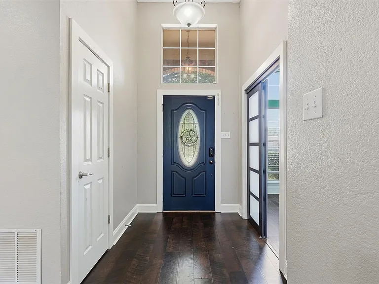 410 Roundabout Dr — Photo 5
