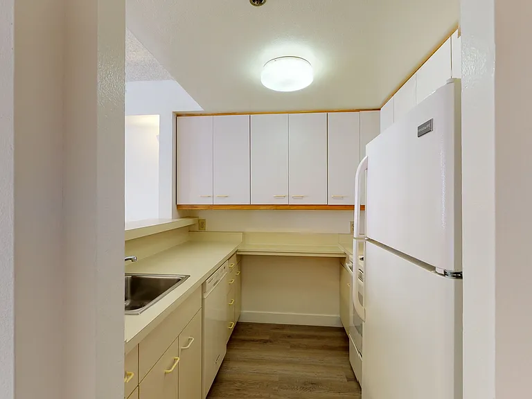 Trinity Towers Apartments — Photo 41